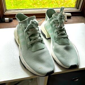 Men’s 9 / womens 11 brand new adidas sneakers